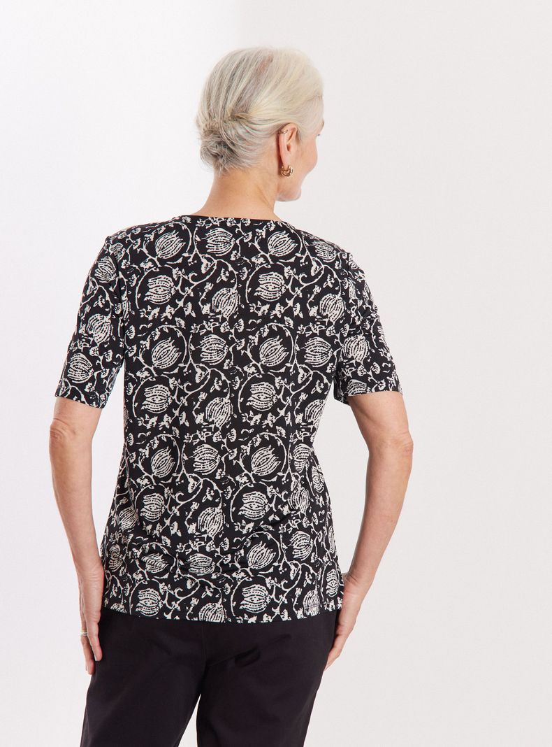 Polera Estampada con Botones Decorativos en Hombros-1