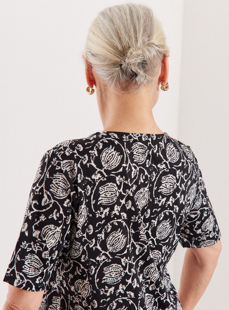 Polera Estampada con Botones Decorativos en Hombros-3