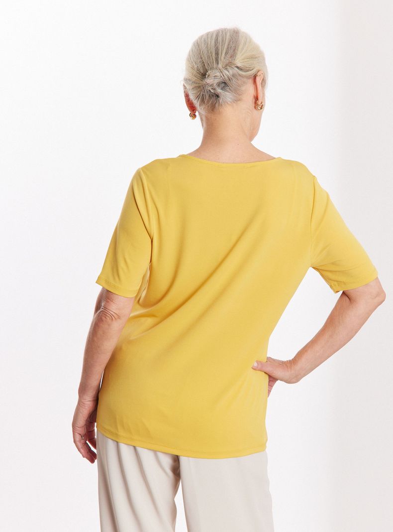 Polera Cortes y Tachas en Escote-1