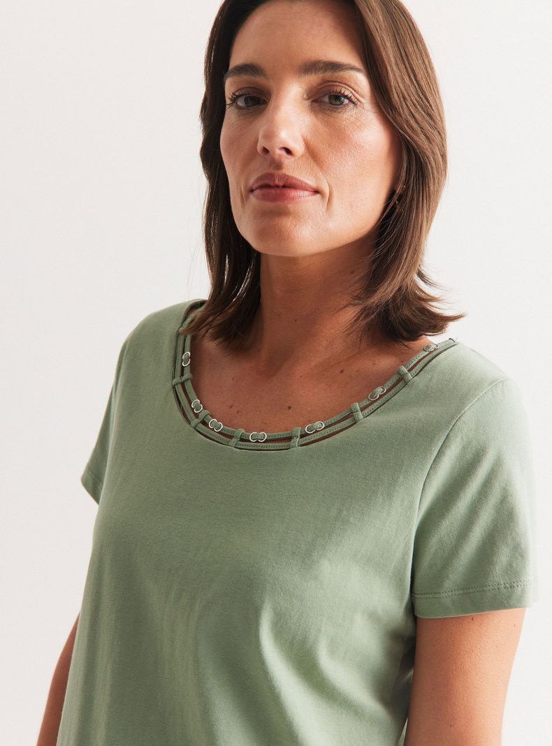 Polera Escote con Aplicaciones-2