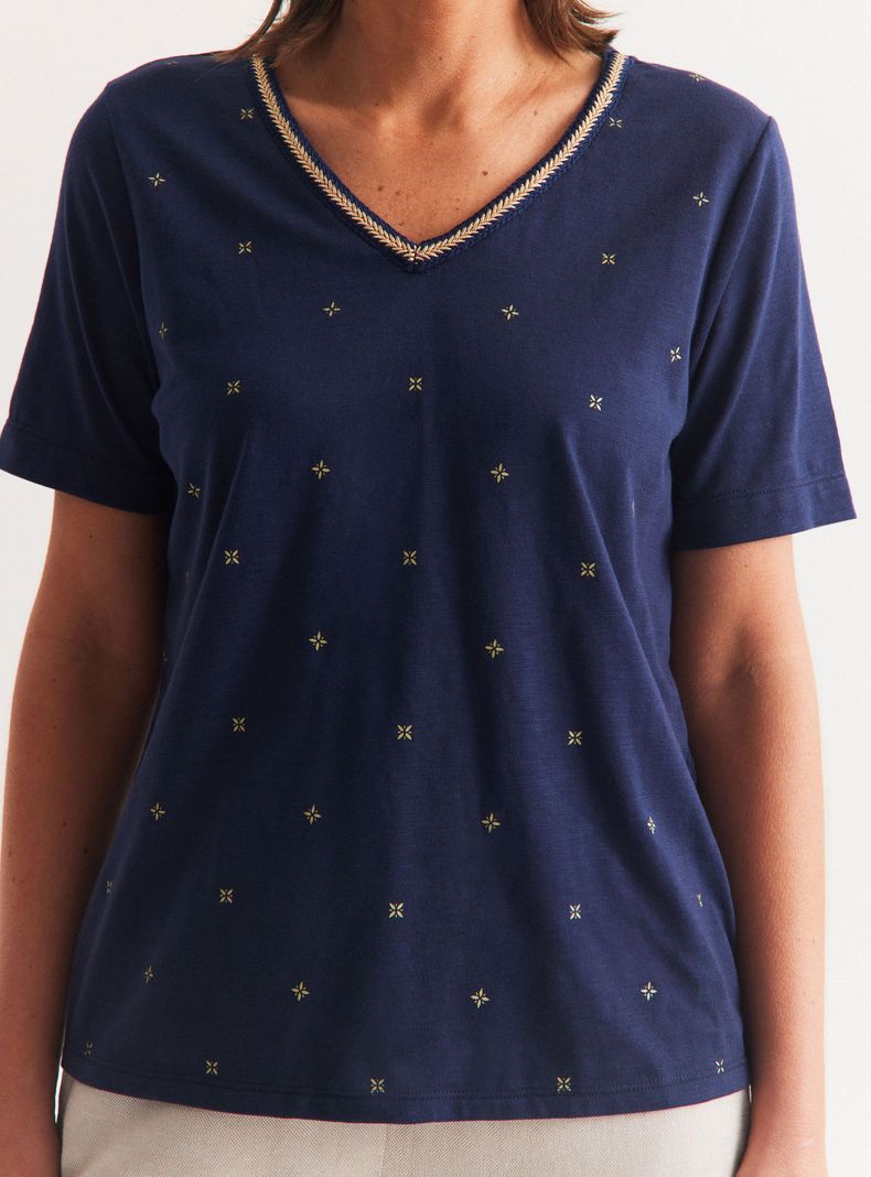 Polera Escote con Detalle Metálico y Mini Estampado-3