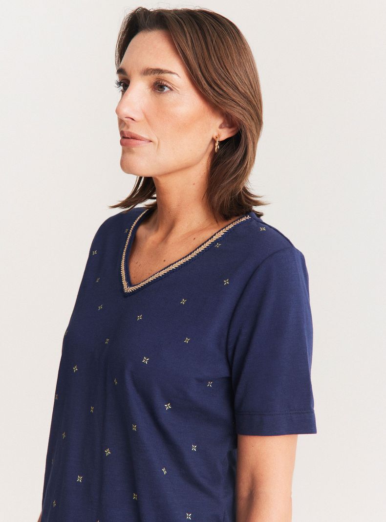 Polera Escote con Detalle Metálico y Mini Estampado-2