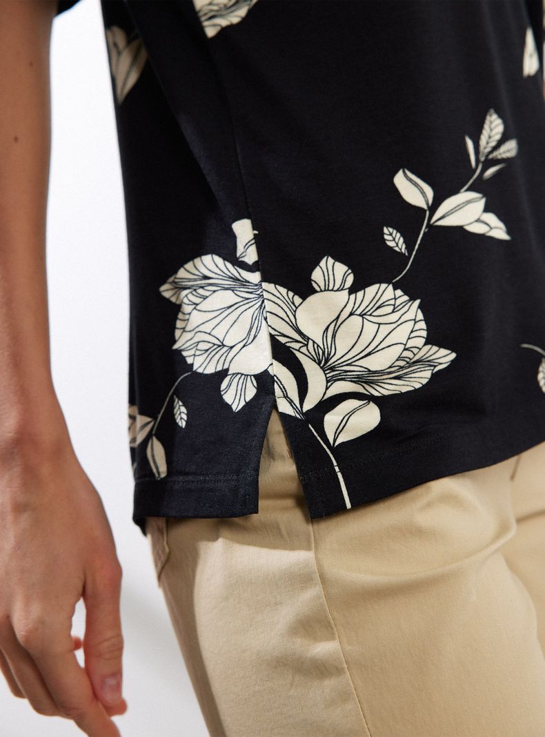 Polera Estampada y Aplicación de Broderie en Cuello-3