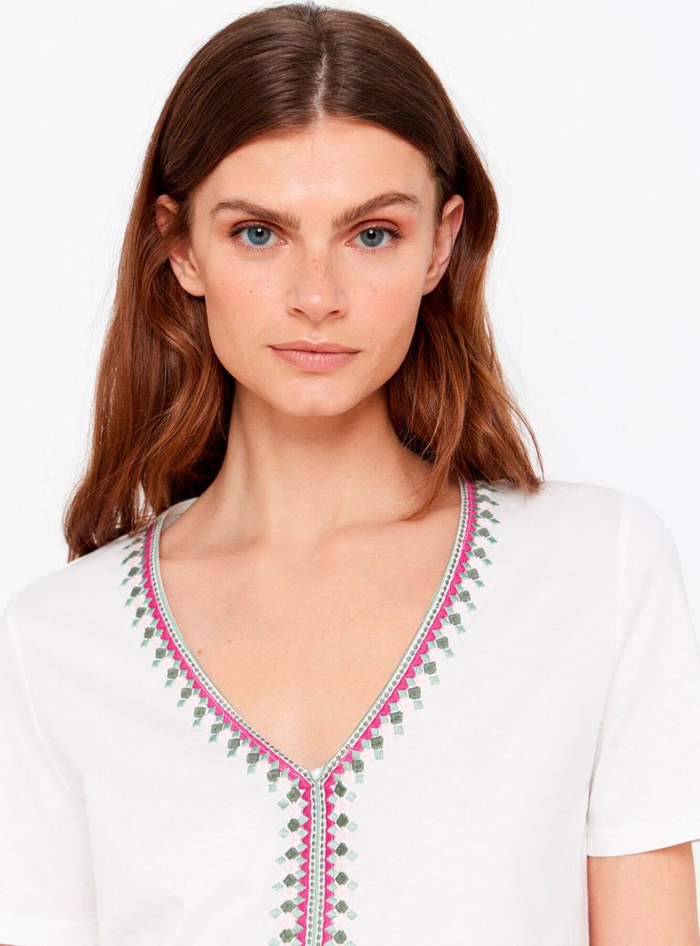 Polera Bordada Cuello V-2