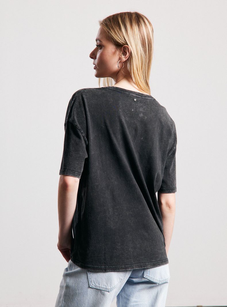 Polera Lavada con Frontal Print Brillos-1