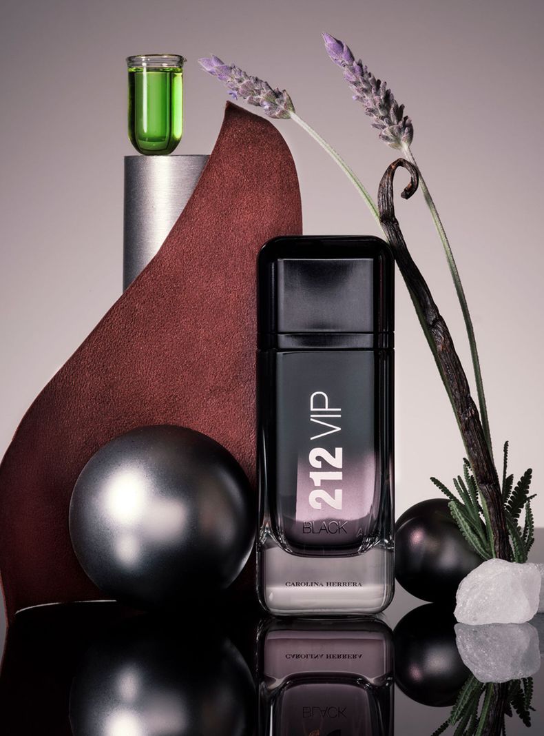 Perfume 212 VIP Men Black EDP 100 ml-2