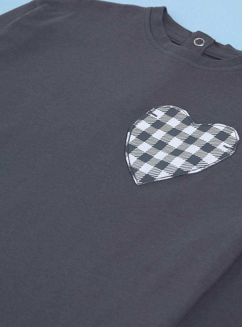 Polera con Bolsillo Estampado de Corazón-2