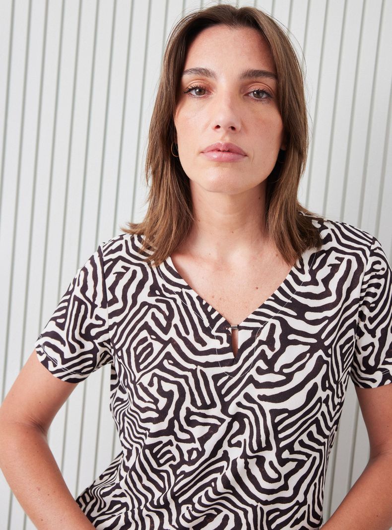 Polera Escote V con Detalle Metálico-2