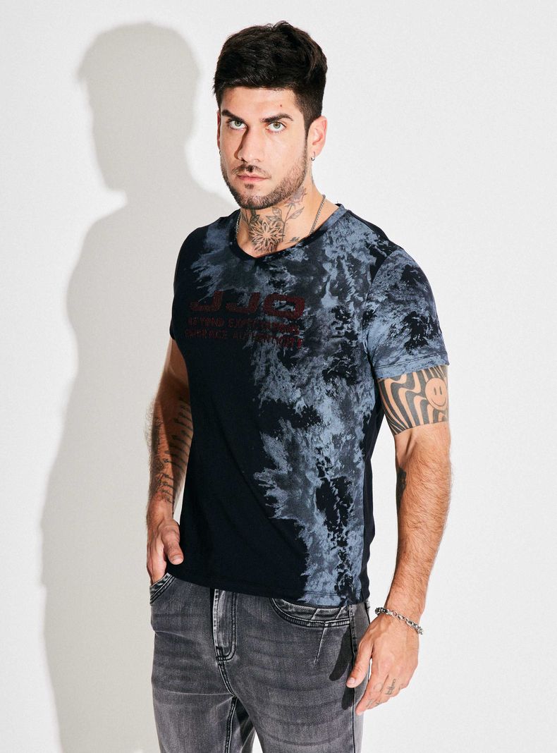 Polera Print Manchas y Logo Brillante-0