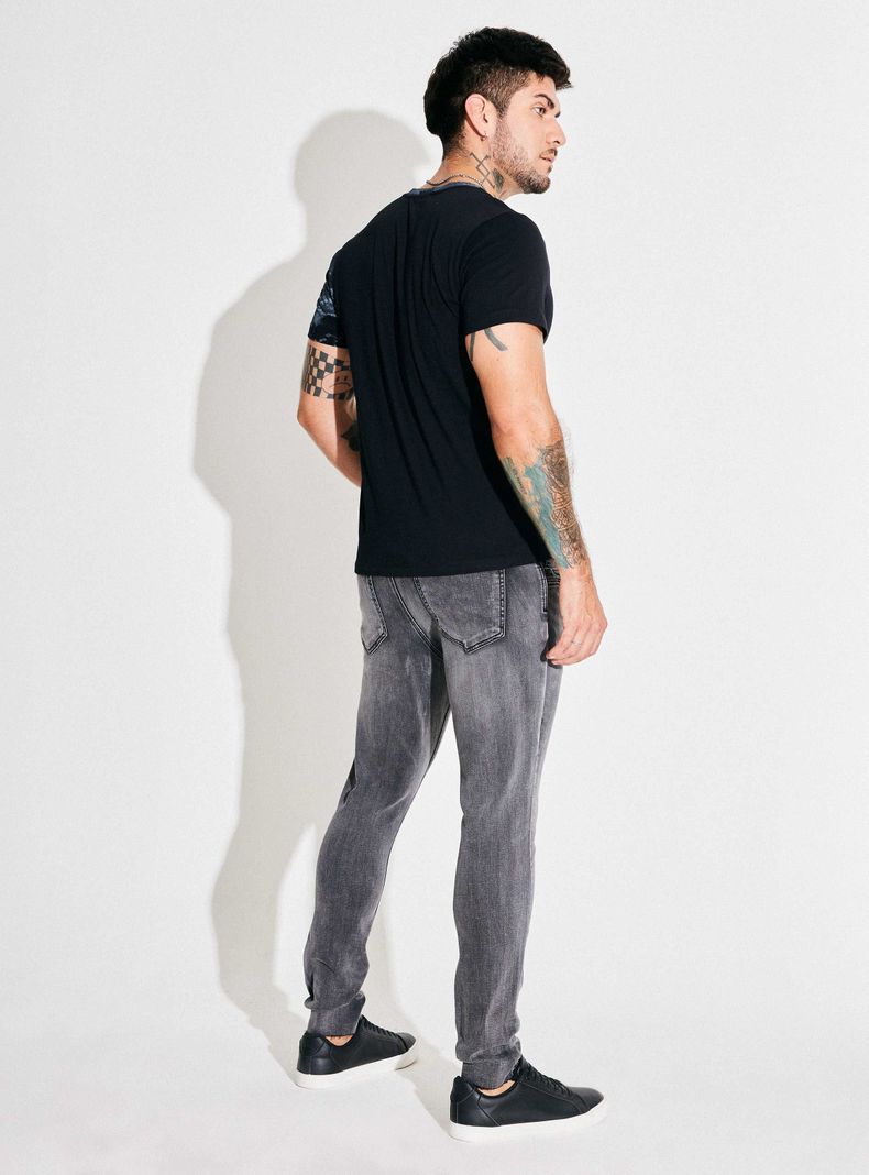 Polera Print Manchas y Logo Brillante-5