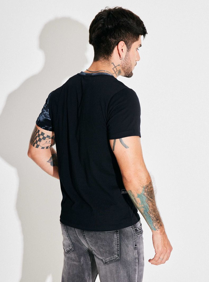 Polera Print Manchas y Logo Brillante-1