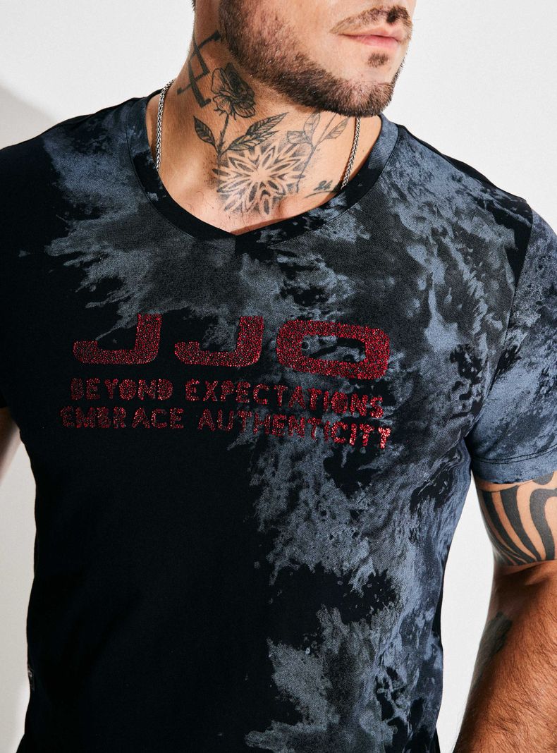 Polera Print Manchas y Logo Brillante-3