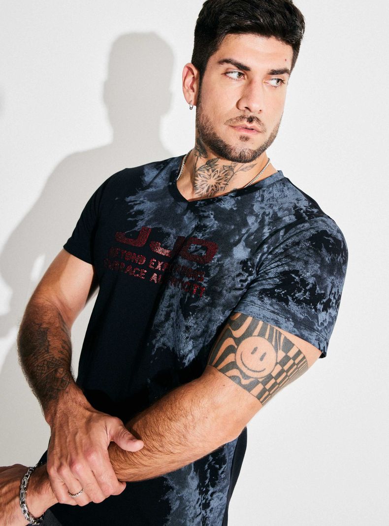 Polera Print Manchas y Logo Brillante-2