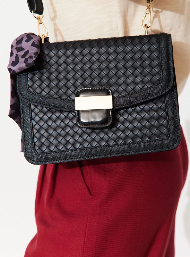 Cartera con Asa de Cadena y Efecto Trenzado-1