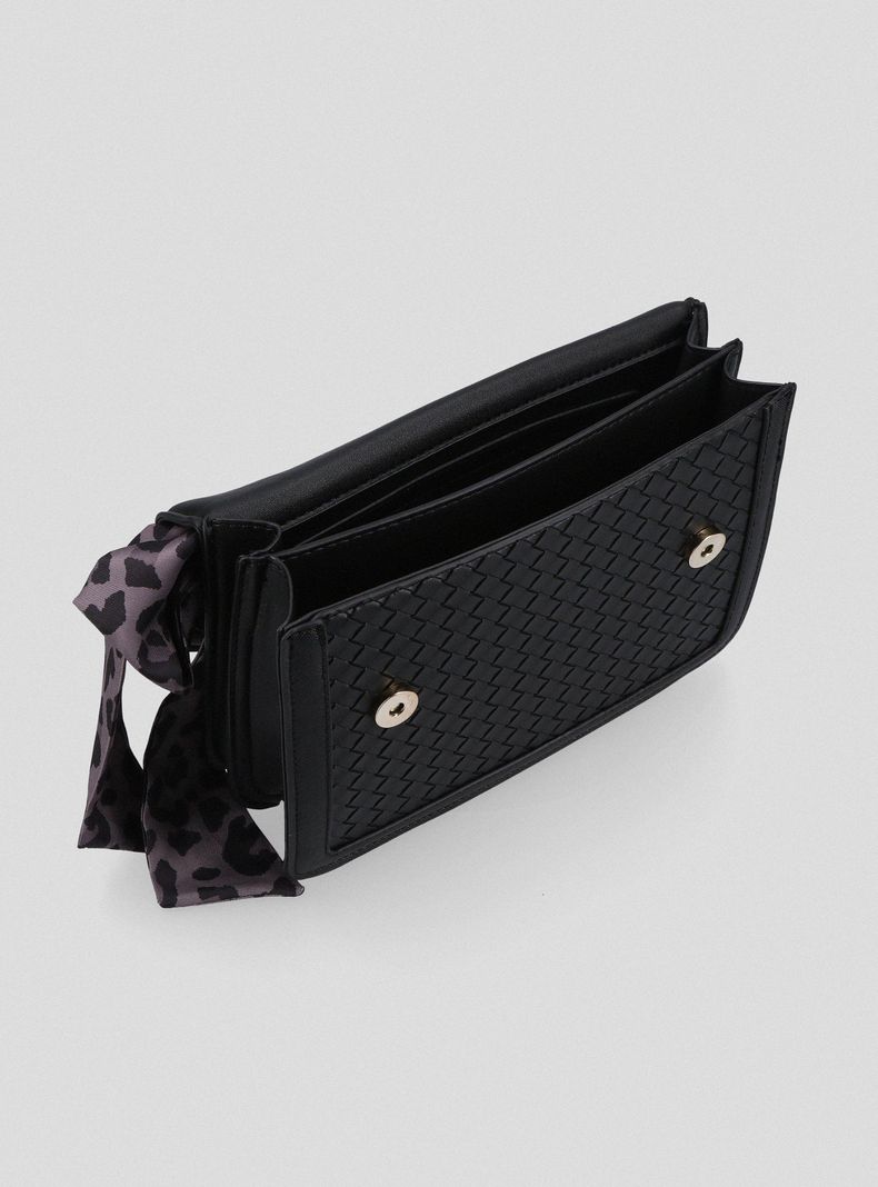 Cartera con Asa de Cadena y Efecto Trenzado-5