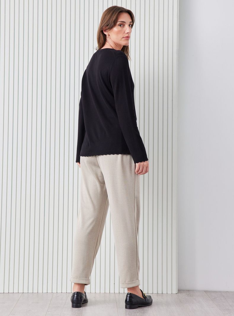 Sweater Escote V con Botones y Bordes a Crochet-5