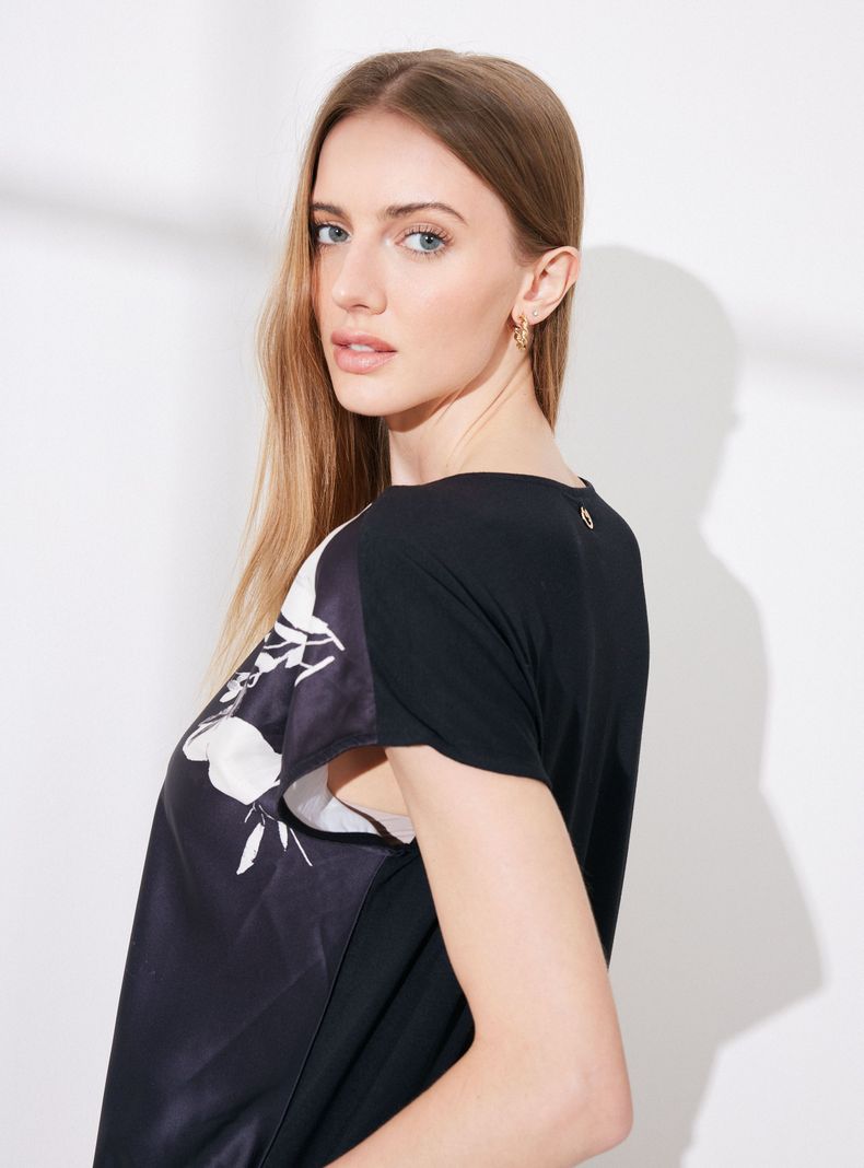 Polera Estampada y Tela Satinada con Espalda Elasticada-3