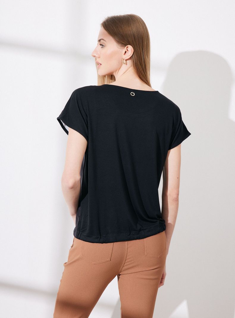 Polera Estampada y Tela Satinada con Espalda Elasticada-1