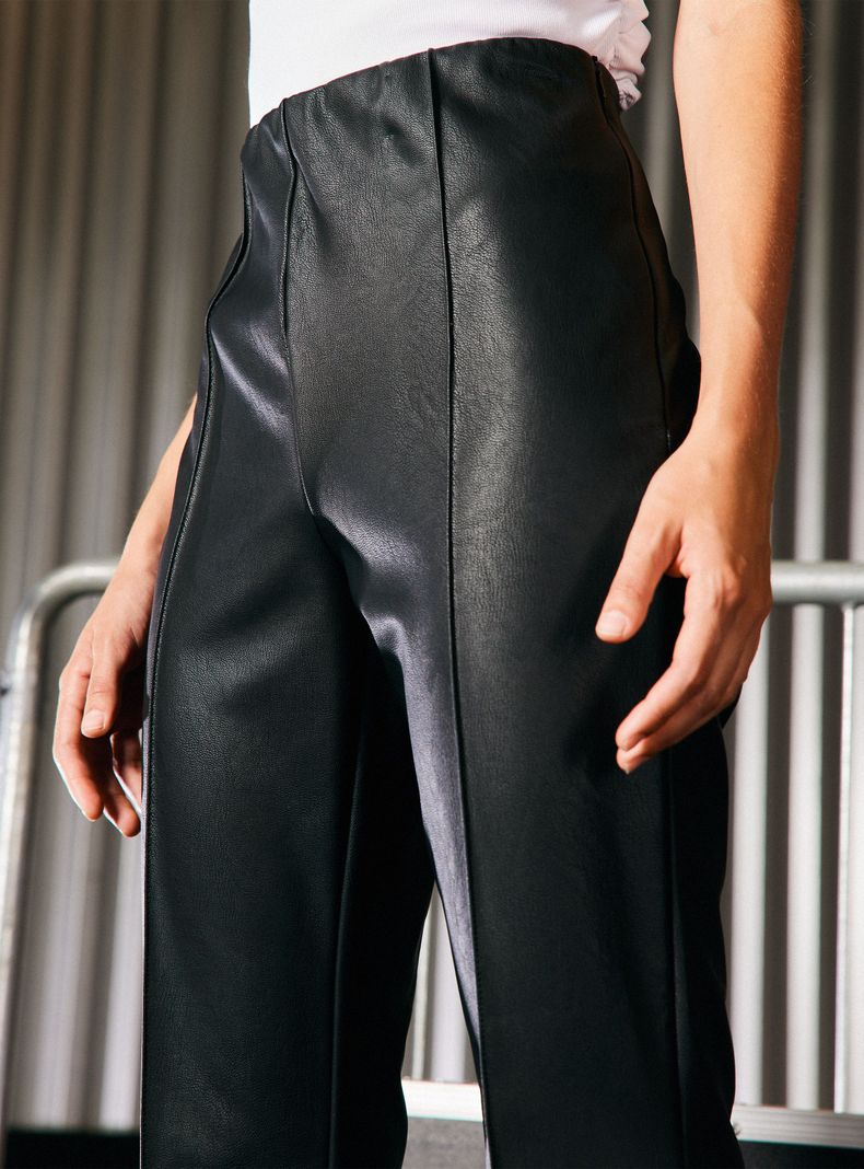 Pantalón Elasticado Cuero Sintético Fleare con Abertura-2