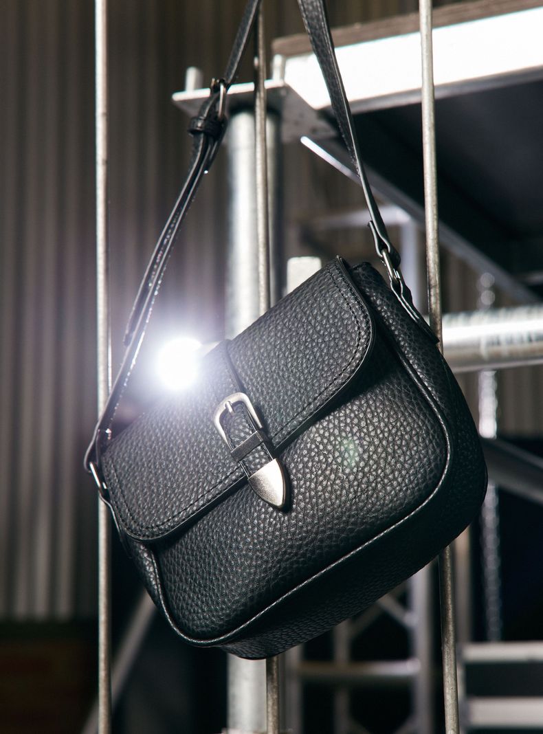 Cartera Crossbody Efecto Cuero con Hebillas-1