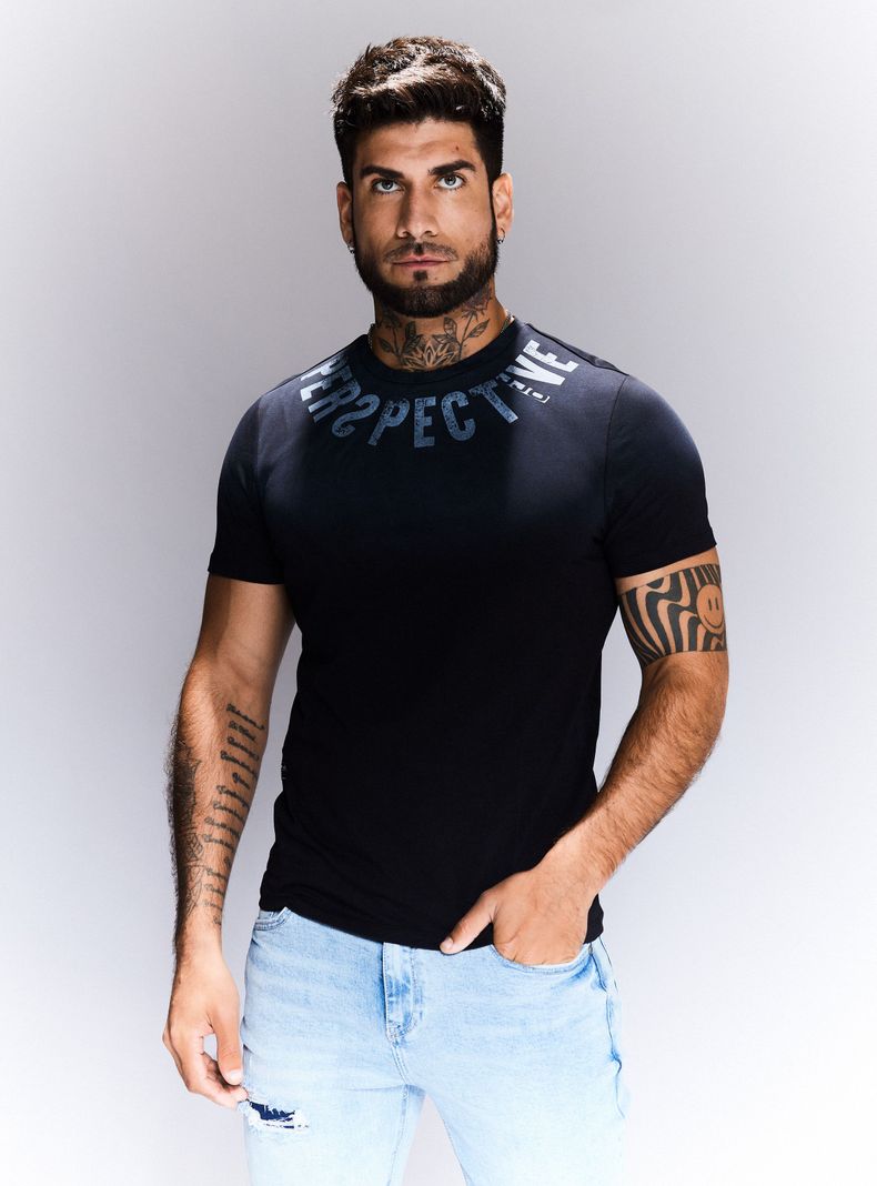 Polera Estampado Alrededor Cuello Pintura Spray-0