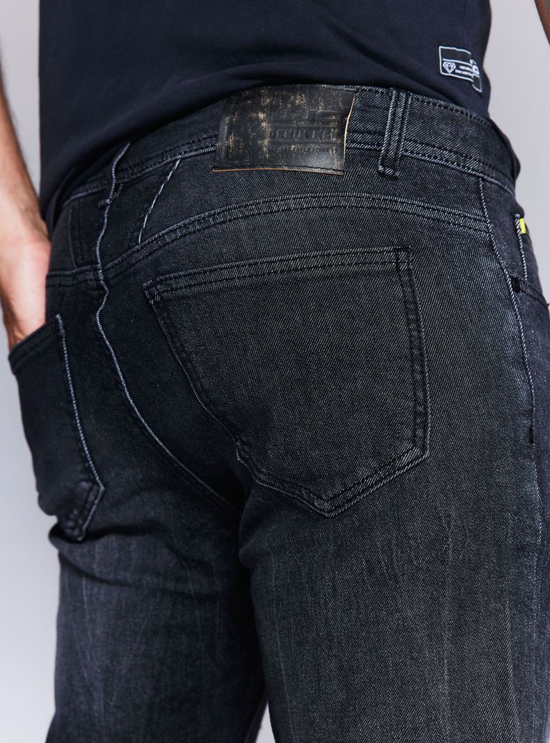 Jeans Desgastado con Bigotes Roturas con Parche-3