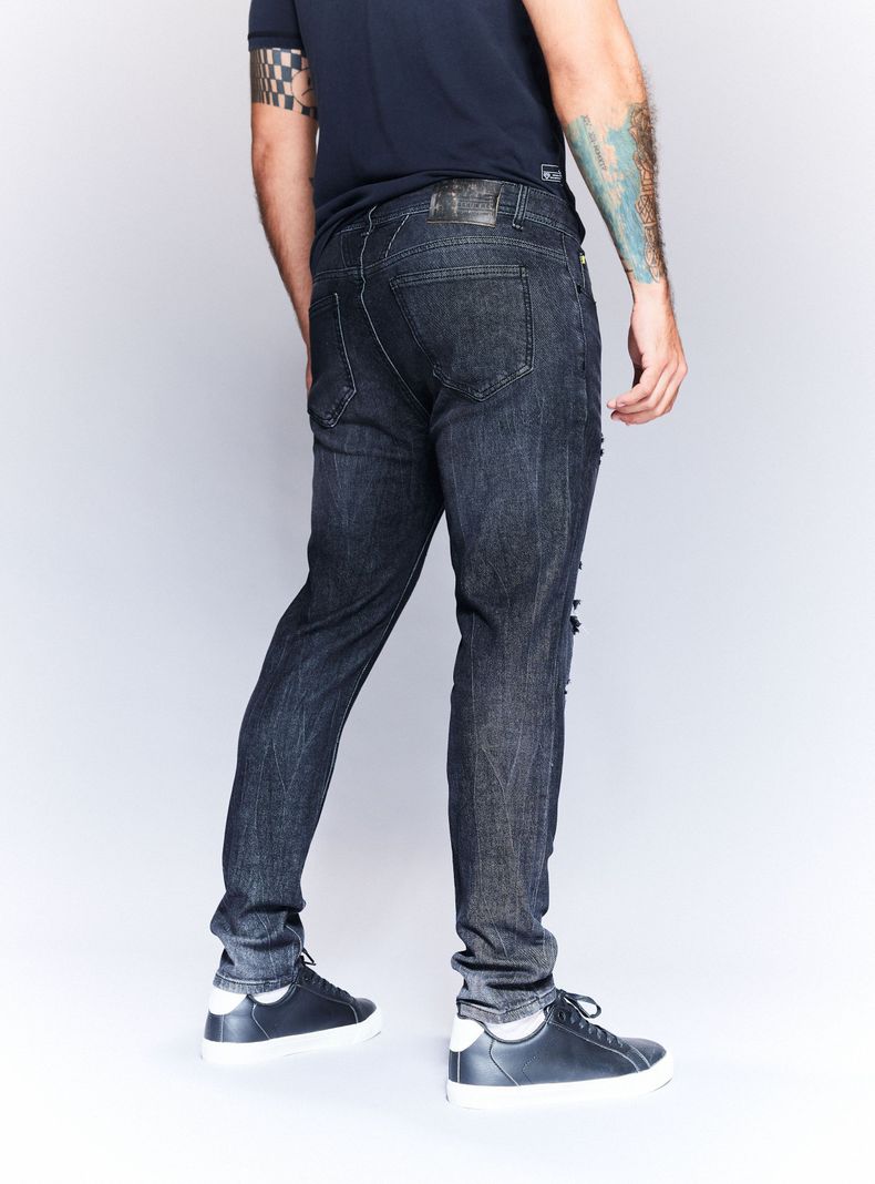 Jeans Desgastado con Bigotes Roturas con Parche-1