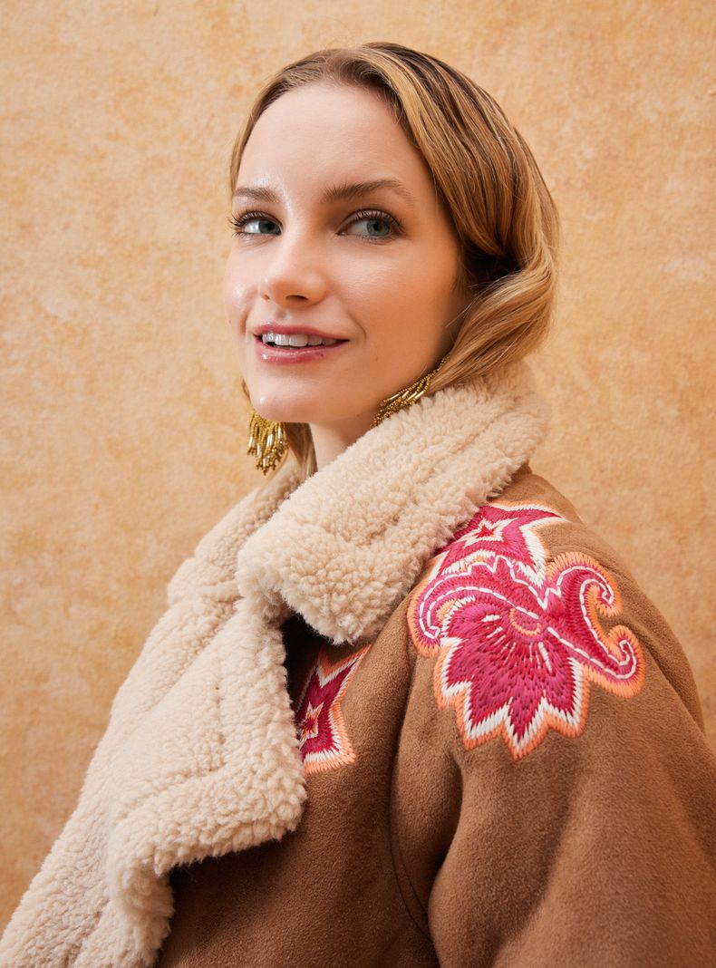 Chaqueta Tipo Abrigo con Aplicación de Bordados-3