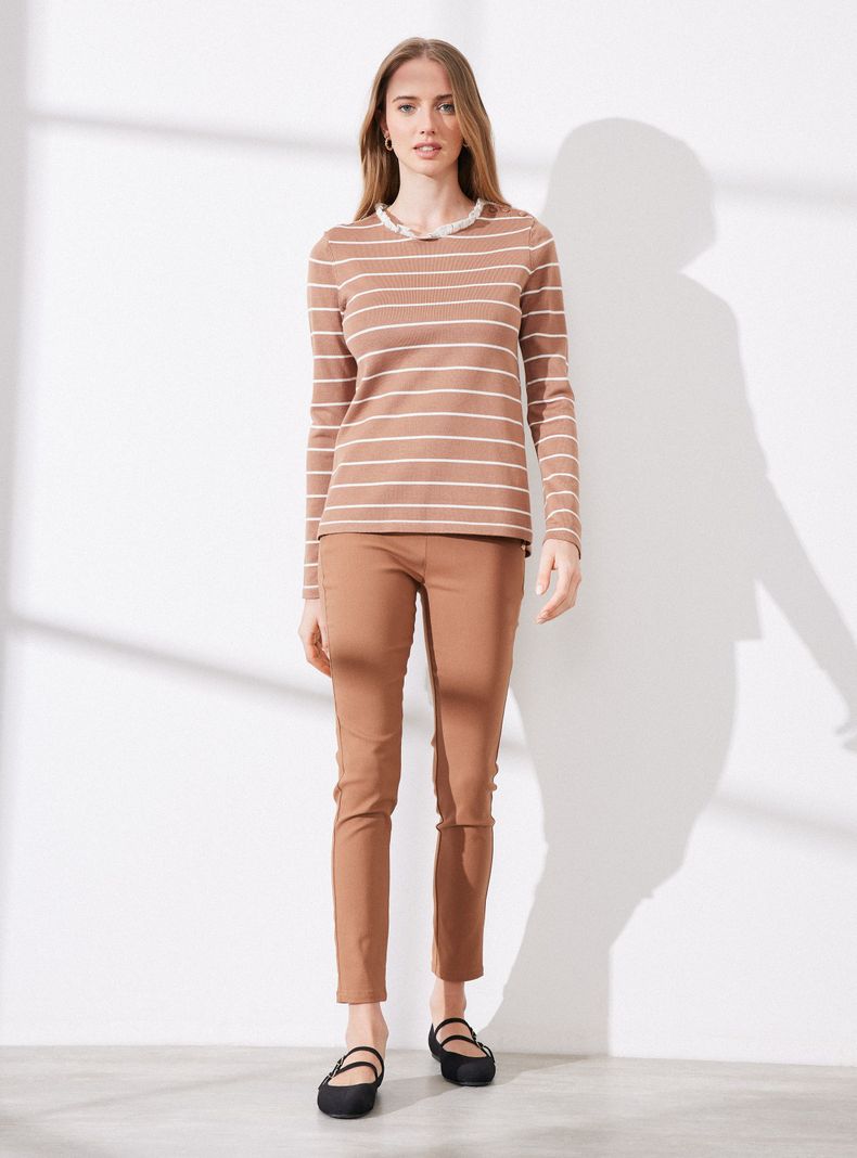Sweater Tejida con Líneas y Vuelo en Cuello-4