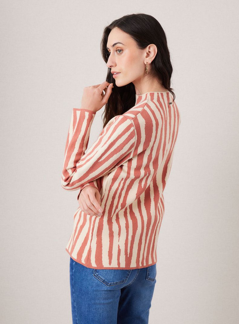 Sweater con Diseño Bicolor y Cuello Alto-1