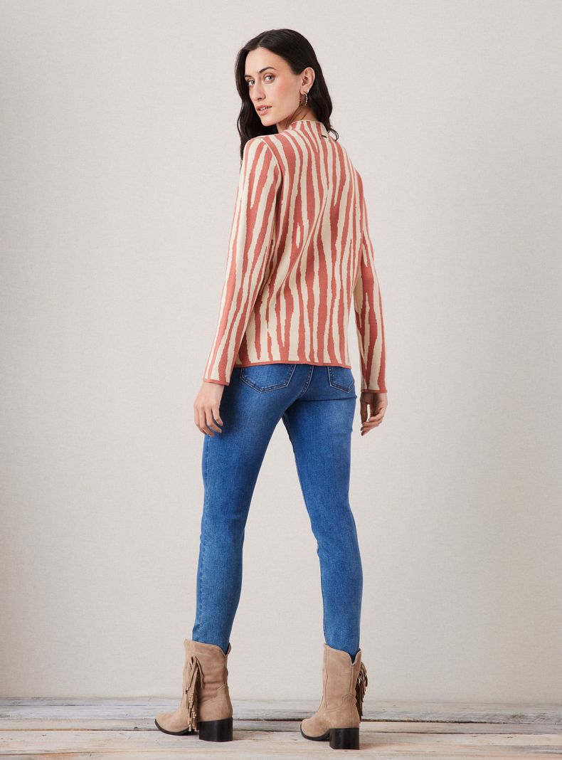 Sweater con Diseño Bicolor y Cuello Alto-5