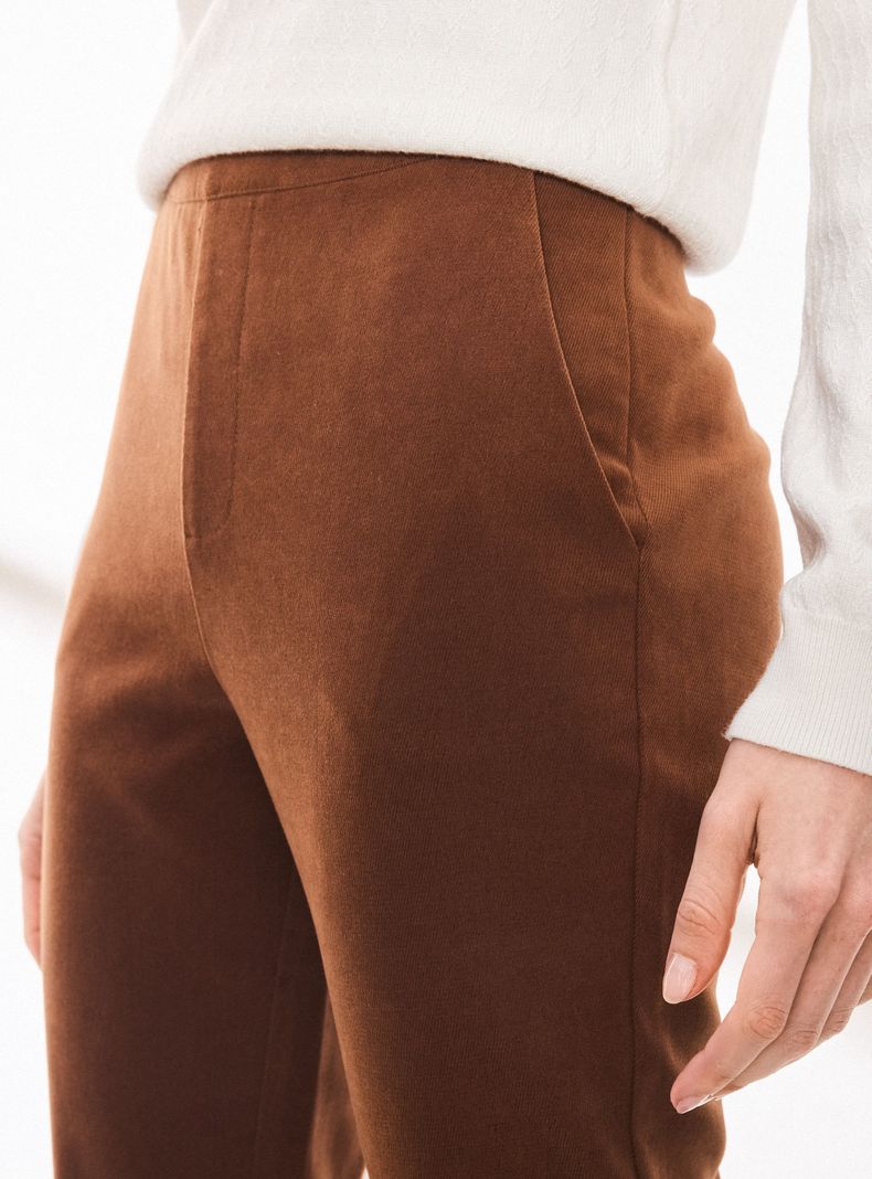 Pantalón Tipo Calza con Cierre en Costado y Tela Agamuzada-2
