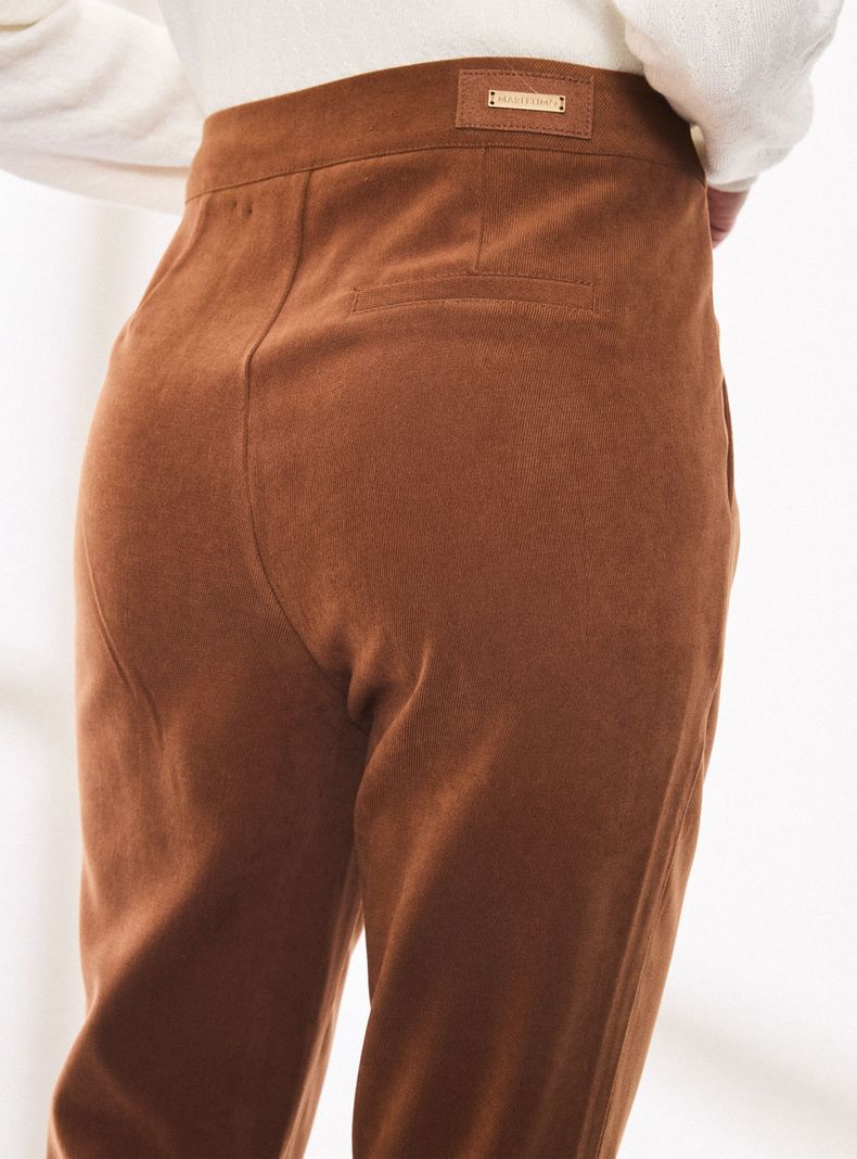 Pantalón Tipo Calza con Cierre en Costado y Tela Agamuzada-3