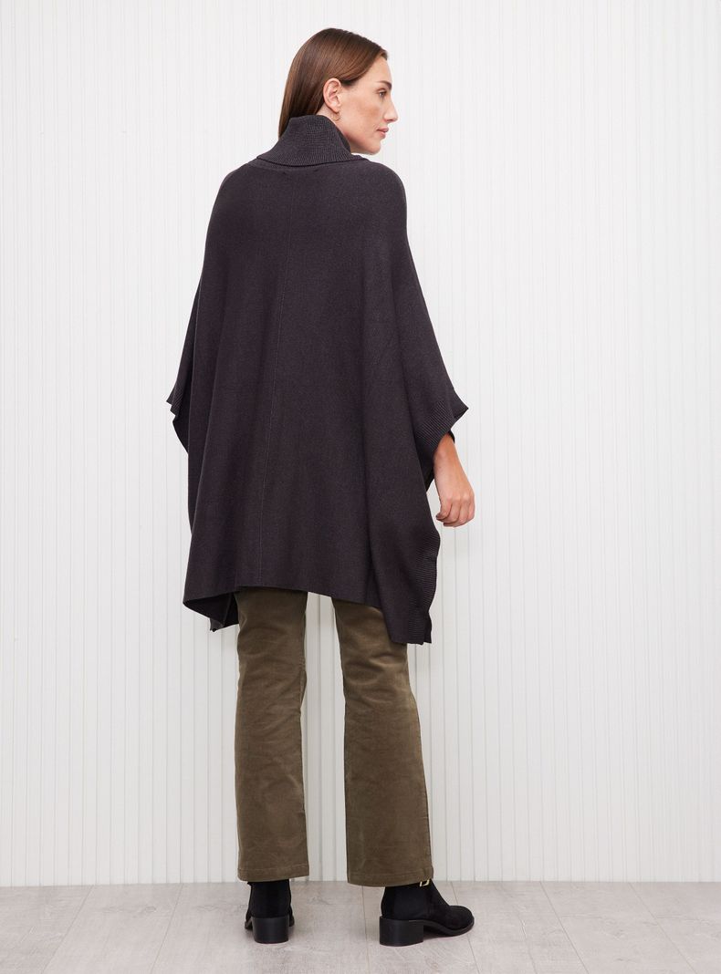 Sweater Poncho Tejido con Botones en Costados-5