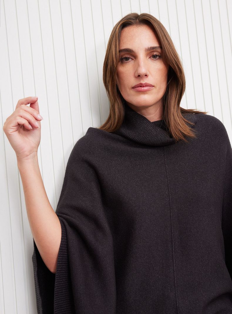 Sweater Poncho Tejido con Botones en Costados-2