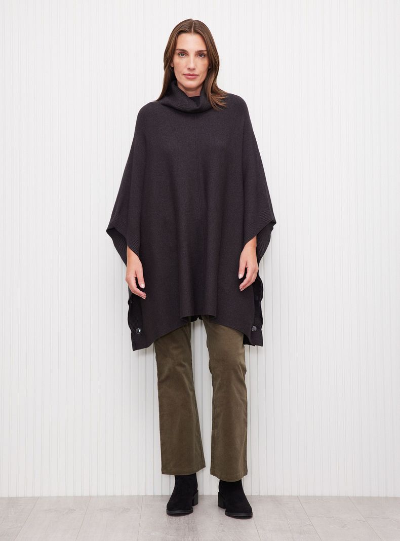 Sweater Poncho Tejido con Botones en Costados-4