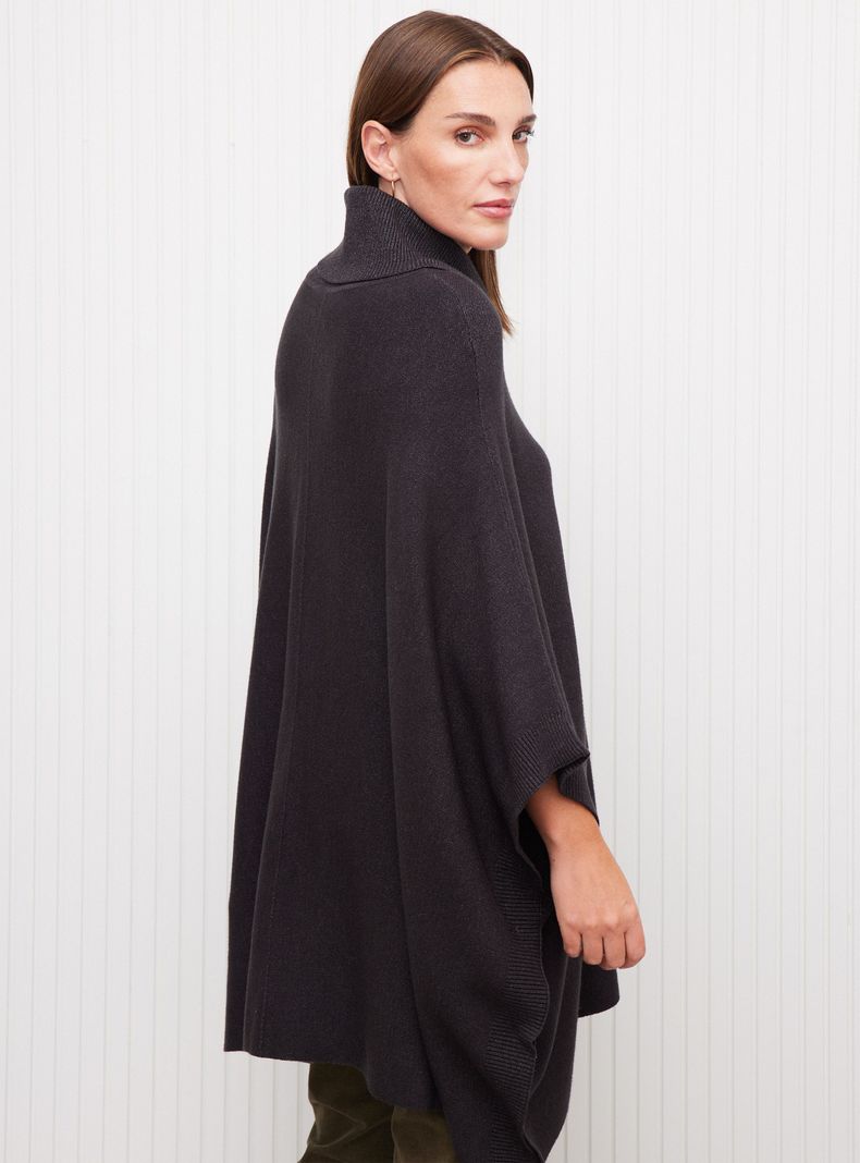 Sweater Poncho Tejido con Botones en Costados-1