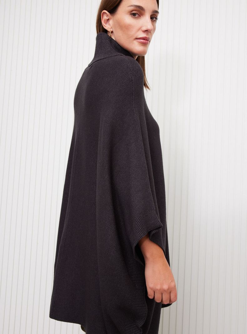 Sweater Poncho Tejido con Botones en Costados-3