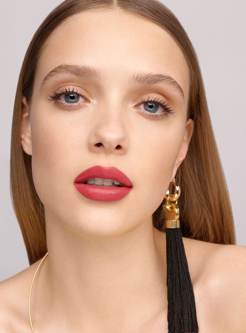 Fabulous Kiss Lipstick Blur Matte Carolina Herrera 772 Slay Nude 3.5g-3