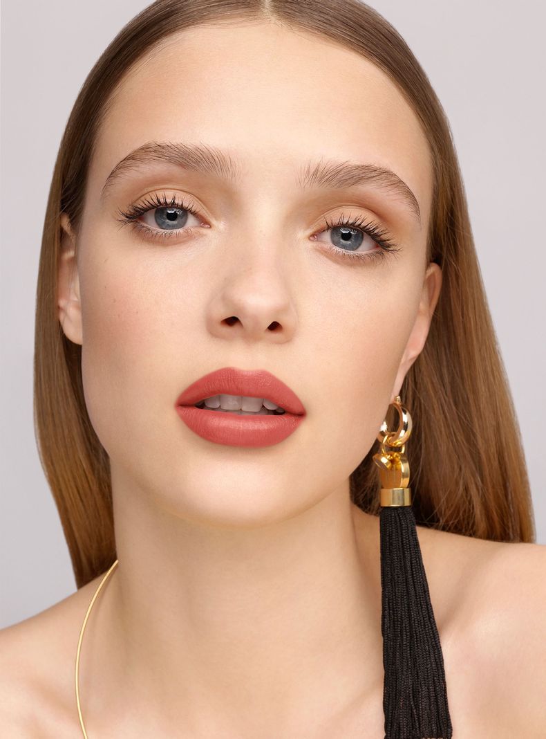 Fabulous Kiss Lipstick Blur Matte Carolina Herrera 740 Nude Cashmere 3.5g-3